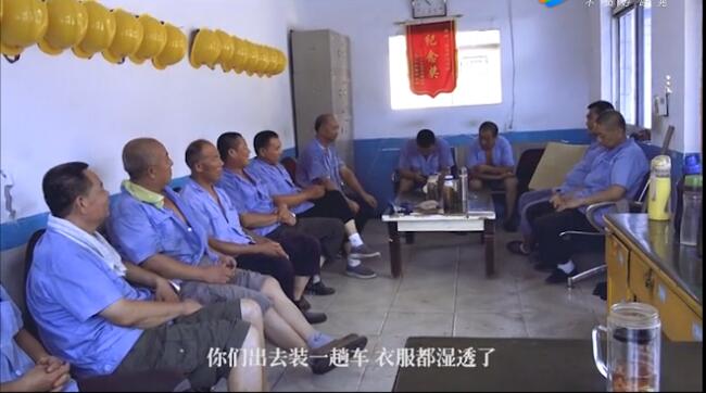 被汗水浸透衣服的裝卸車(chē)隊(duì)